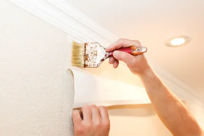 Pose de papier peint à Moulidars — revêtements muraux et toiles de verre